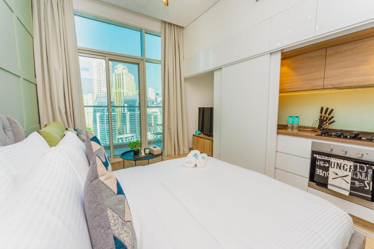 Fam Living - Marina Marvel - Studio Apartment With Breathtaking Views In Studio One Tower Dubái Exterior foto